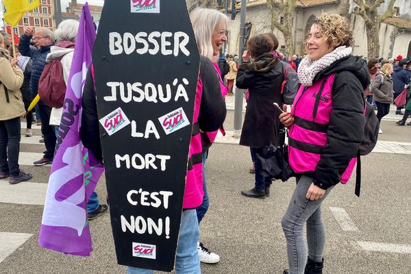 Chacun rivalise de son slogan dans le cortège à Bayonne qui réunit 25 000 manifestants selon les syndicats