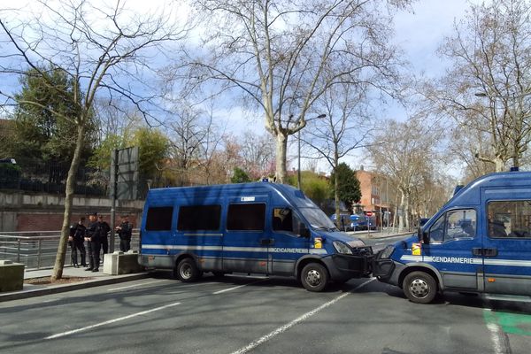 Le préfet du Tarn met en place un périmètre de sécurité en centre ville avec un contrôle systématique des manifestants à Albi ce mardi 28 mars pour éviter tous débordements.