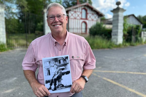 Ben Wax sur les traces de son père, soldat américain, au domaine de Commétreuil (Marne), le 6 juin 2023.