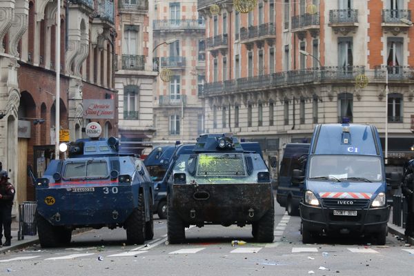 Blocage d'une rue par la police lors d'une manifestation de gilets jaunes.