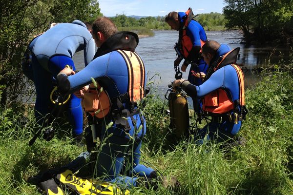 Lundi 3 juin 2013, des plongeurs à nouveau à l'oeuvre dans la rivière Allier, près d'Issoire, pour tenter de retrouver des traces d'Antoine, un jeune garçon disparu le 11 septembre 2008.