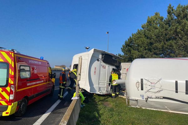 Le camion qui s'est renversé transportait des denrées alimentaires.