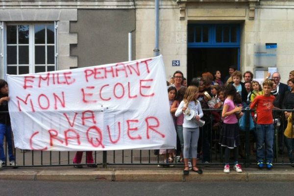 Les élèves et leurs parents réclament le maintient de la 7ème classe dans leur école