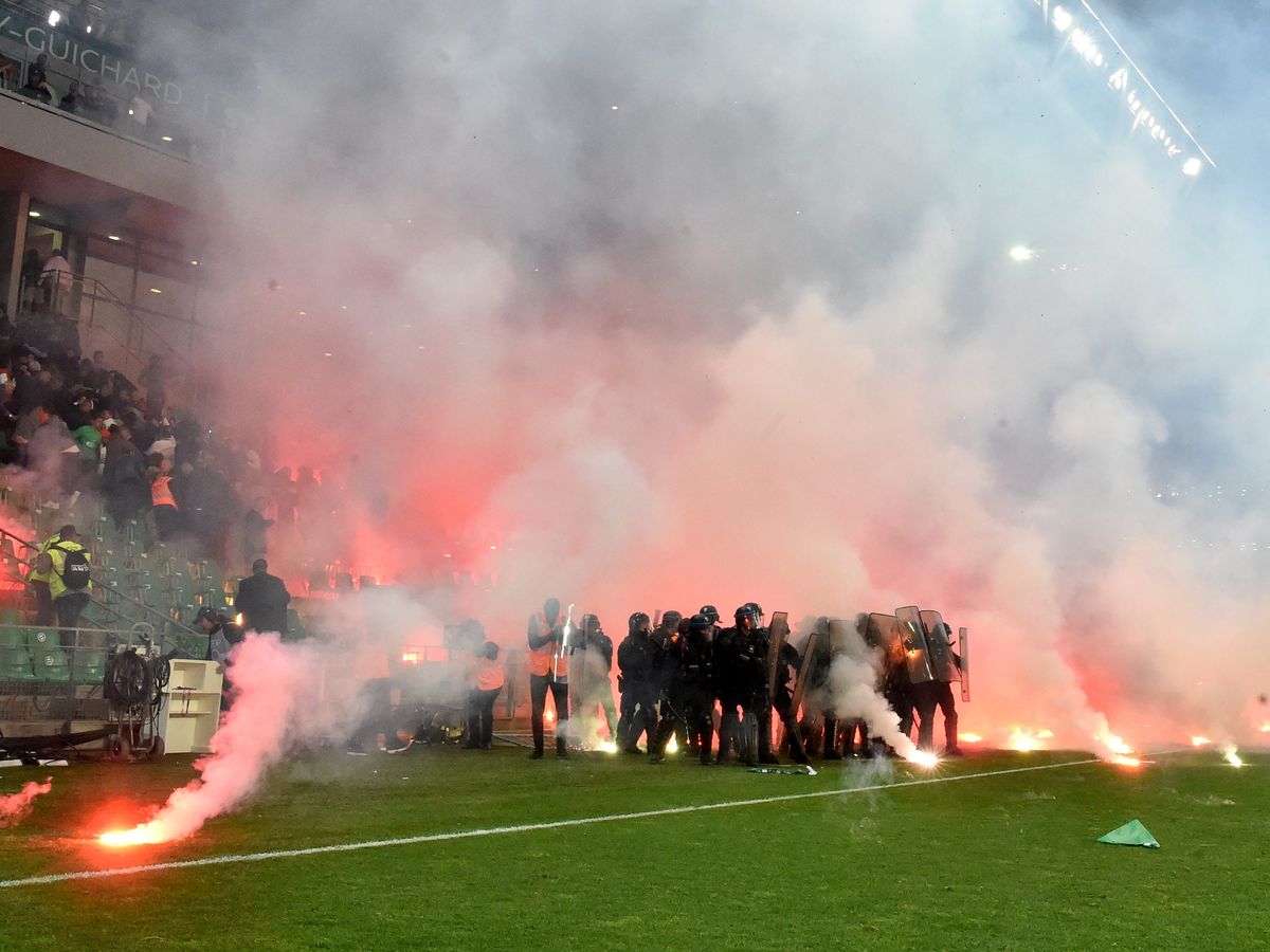 Loire-Atlantique : un supporter se blesse avec un fumigène pendant un match  de football