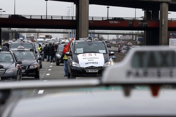 Manifestation des chauffeurs de taxis contre les VTC, le 10 février, sur le boulevard périphérique.