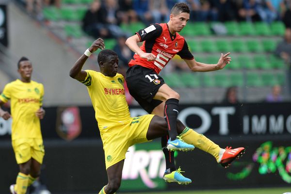  Le joueur de Rennes Vincent PAJOT (à droite) opposé au joueur de Nantes Abdoulaye TOURÉ (à gauche) lors d'un match amical cet été.