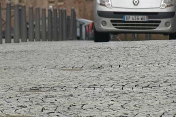 Depuis 2011, le spavés de la place sainte-cécile à Albi s'affaissent