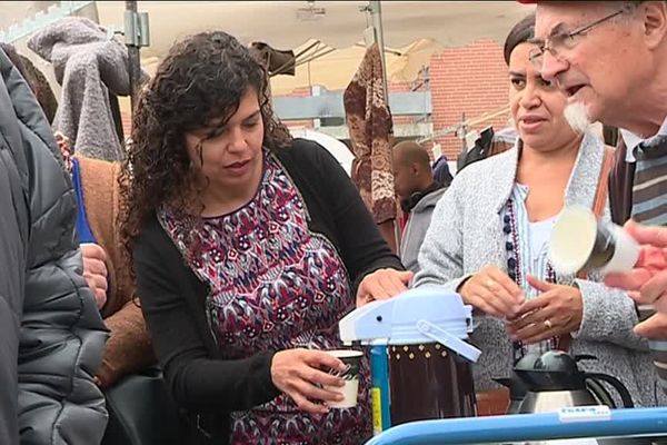 Chaque mercredi depuis 11 ans, la "pause café" réunit, au milieu des étals du marché, des habitants du quartier des Izards,pour un moment convivial.