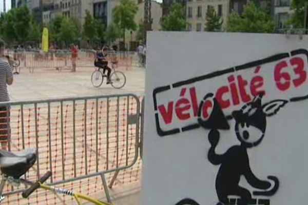 Une centaine de cyclistes se sont rassemblés samedi après-midi dans le centre-ville de Clermont-Ferrand.