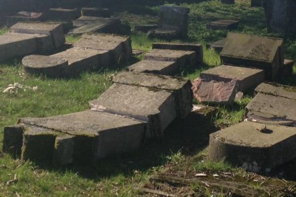 Moselle : une quarantaine de tombes saccagées au cimetière juif de Waldwisse, près de Thionville. (Photos : S. Rock/C. Gomond)