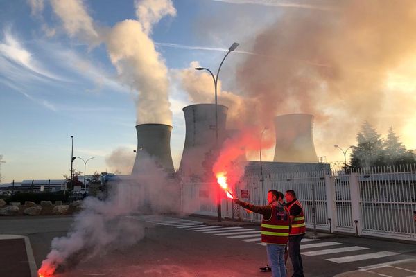 Le 19 octobre dernier, 160 salariés grévistes manifestaient devant l'entrée du site de la centrale du Bugey, dans l'Ain.