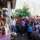 Sangé Sherpa (debout à gauche) lors de l'inauguration du dispensaire, entouré des habitants de son village d'enfance.