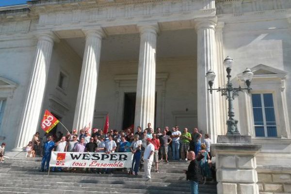 Les salariés de Wesper manifestant devant le tribunal de commerce de Saintes (Charente-Maritime), le 3 août 2015.