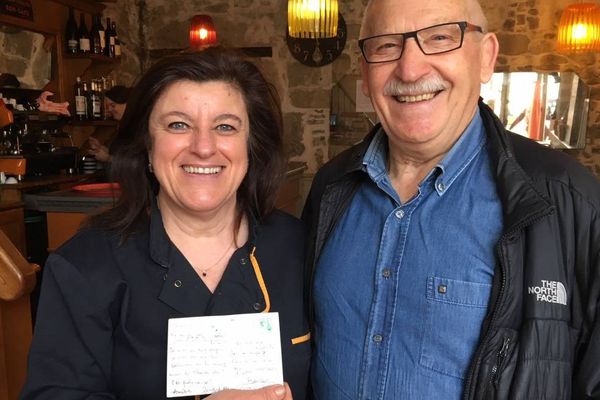 Gérard Nicoud, client du "ptit bar du marché" et Isabelle Dussautois gérante de l'établissement avec la fameuse carte.