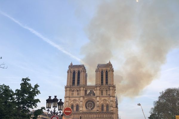 Un violent incendie a ravagé la cathédrale Notre-Dame lundi soir.