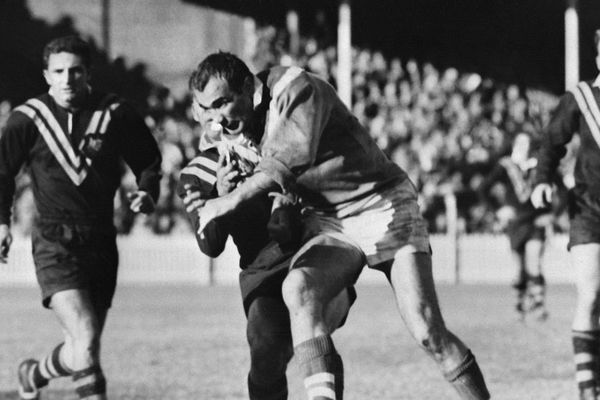 Action de Jean Barthe (C) lors du premier match test de rugby jeu à XIII, opposant l'équipe française contre l'Australie, le 15 juin 1960 à Sydney.
