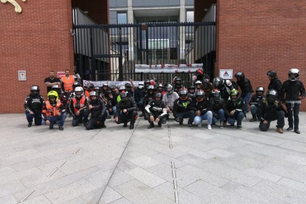 Les motards se sont rassemblés devant les grilles du Conseil Régional de Toulouse