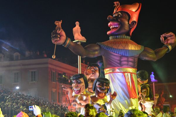 L'Afrique, et ici l'Égypte, représentées lors du défilé nocturne du Carnaval de Nice.