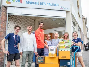 Remise de colis emplis de nourriture par la délégation britannique s'entraînant à Reims. Le très grand monsieur (1,87 mètre) est un ancien joueur de volley-ball britannique.