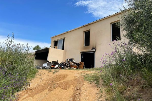 La villa en construction se situe sur la commune de Cargèse.