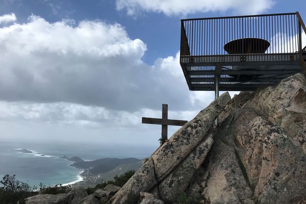 L’apparition d’une plateforme en fer sur le sentier des crêtes à Ajaccio divise.