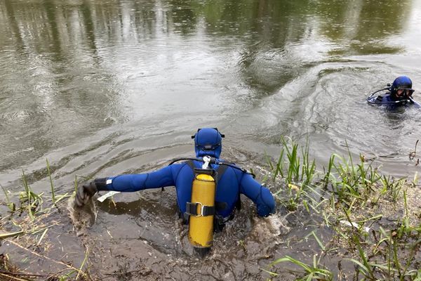 Les plongeurs de la compagnie de gendarmerie de Gambsheim ont mené des recherches dans l'Ill, sans succès.