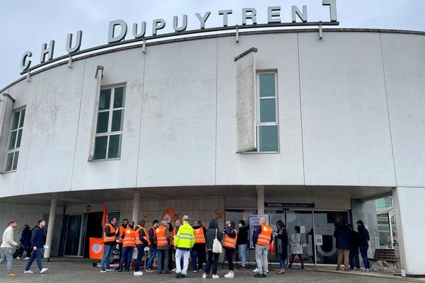 Des personnels ont débrayé pour protester contre la fermeture de lits au CHU de Limoges