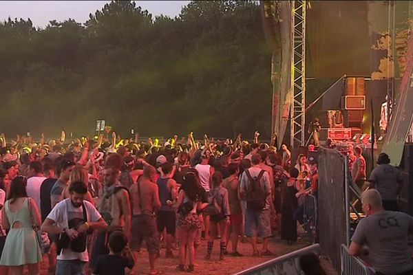 La fréquentation est en dessous des attentes : moins de 10 000 festivaliers par soir. 