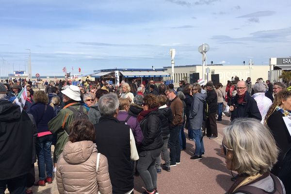 300 personnes au rassemblement de Ouistreham en soutien aux migrants