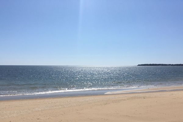 Une toute petite brise, une plage immense et vide, un grand soleil, la mer est bien là. Nous sommes à la Baule.