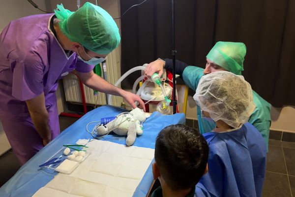 À l'hôpital des nounours, les doudous blessés sont soignés au bloc opératoire.