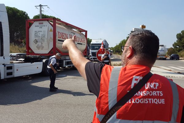 Les chauffeurs routiers qui bloquaient les camions à un rond point d'accès à Lavera ont levé le barrage vers 13h30.