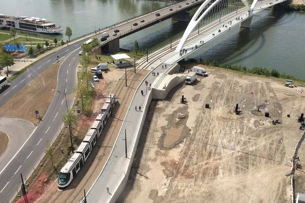 Le tram de la ligne D vu d'une nacelle à Kehl