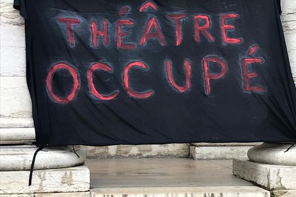 Deprived of stage, intermittents occupy the theater to guarantee their rights.