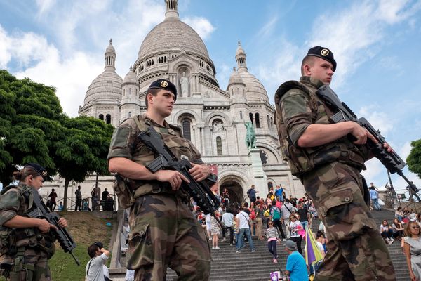 Patrouille militaire devant le Sacré Coeur à Paris.