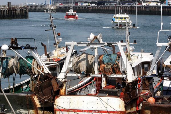 (Image d'illustration). Victime d'une voie d'eau, un chalutier a dû être ramené mercredi matin dans le port de Boulogne-sur-Mer 