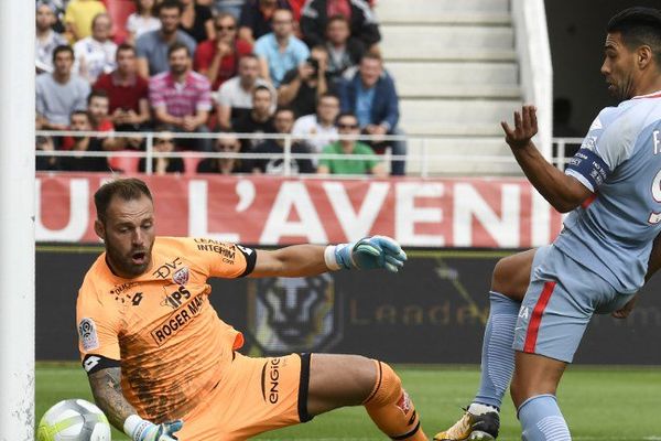 L'attaquant colombien de l'AS Monaco, Radamel Falcao marque un but durant le match contre le Dijon FCO, le 13 août 2017 au stade Gaston Gérard de Dijon 