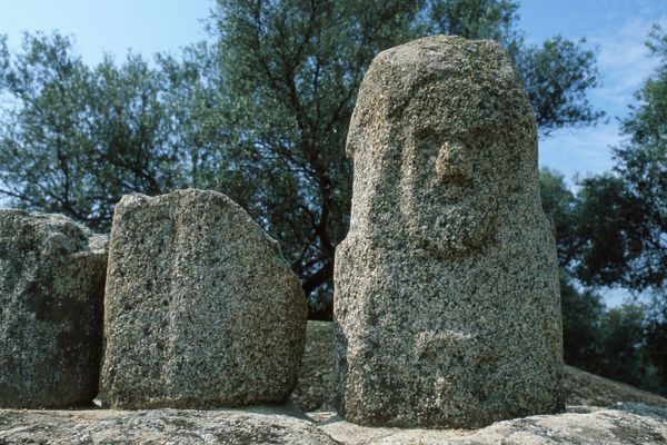 Une statue-menhir sur le site de Filitosa, en Corse-du-Sud.