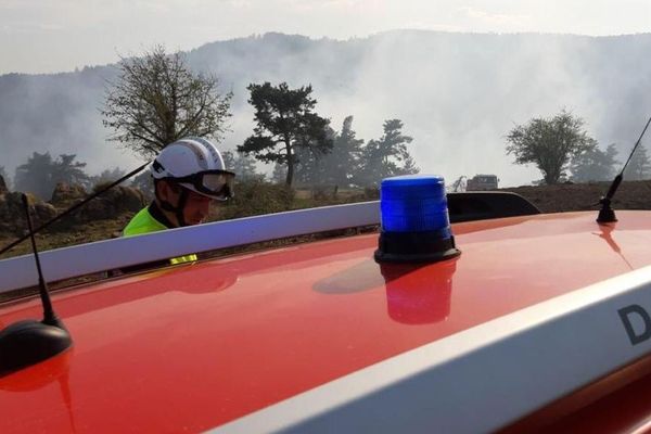 A Tiranges en Haute-Loire, un gros dispositif terrestre et aérien a été mis en place par les pompiers afin de lutter contre un feu de végétation.