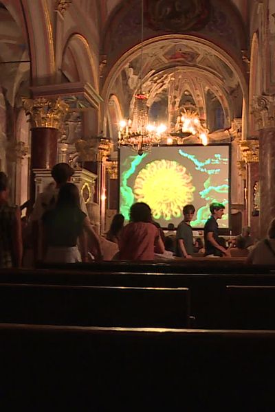 En l'église Saint-Sauveur de Saorge, des spectateurs ont assisté à une projection de films muets, en musique, au son de l'orgue.