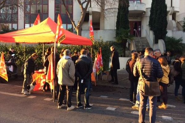 Montpellier - les agents départementaux manifestent devant la Chambre régionale des comptes ce jeudi 8 décembre 2016.