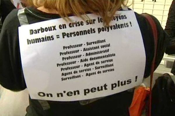 Un pique nique de protestation devant le lycée Derboux pour accompagner l'arrêt des cours