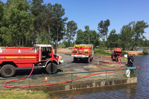 Le PC des pompiers à proximité de la zone de forêt en feu.