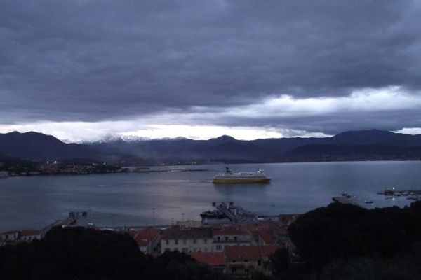 Le golfe d'Ajaccio (Corse-du-Sud) sous les nuages (Archives)