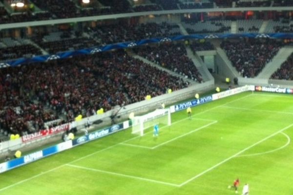 A gauche, les DVE (Dogues Virages Est), supporters lillois sont restés assis pendant le match. 