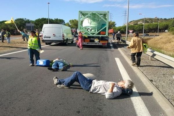 Narbonne (Aude) - action des militants de Stop uranium devant le site de la Comurhex - 12 septembre 2013.