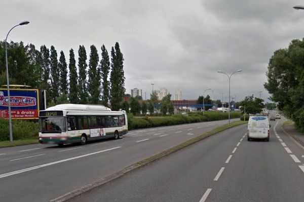 La camionnette faisait des "queues de poisson" aux autres véhicules qui circulaient sur le boulevard de l'Ouest