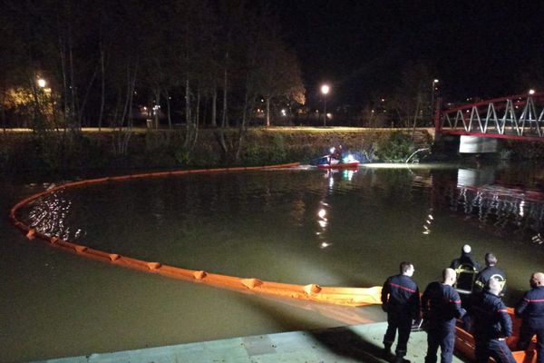 Les pompiers du Gers en intervention à Auch sur le Gers pollué par de l'huile