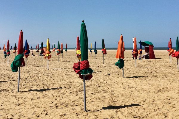 A Deauville, les légendaires parasols resteront repliés à cause du vent...