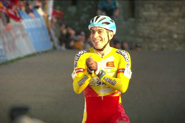 Julien Roussel sur le ligne d'arrivée du championnat de France de cyclo-cross disputé le 12 janvier 2020 à Flamanville (Manche)